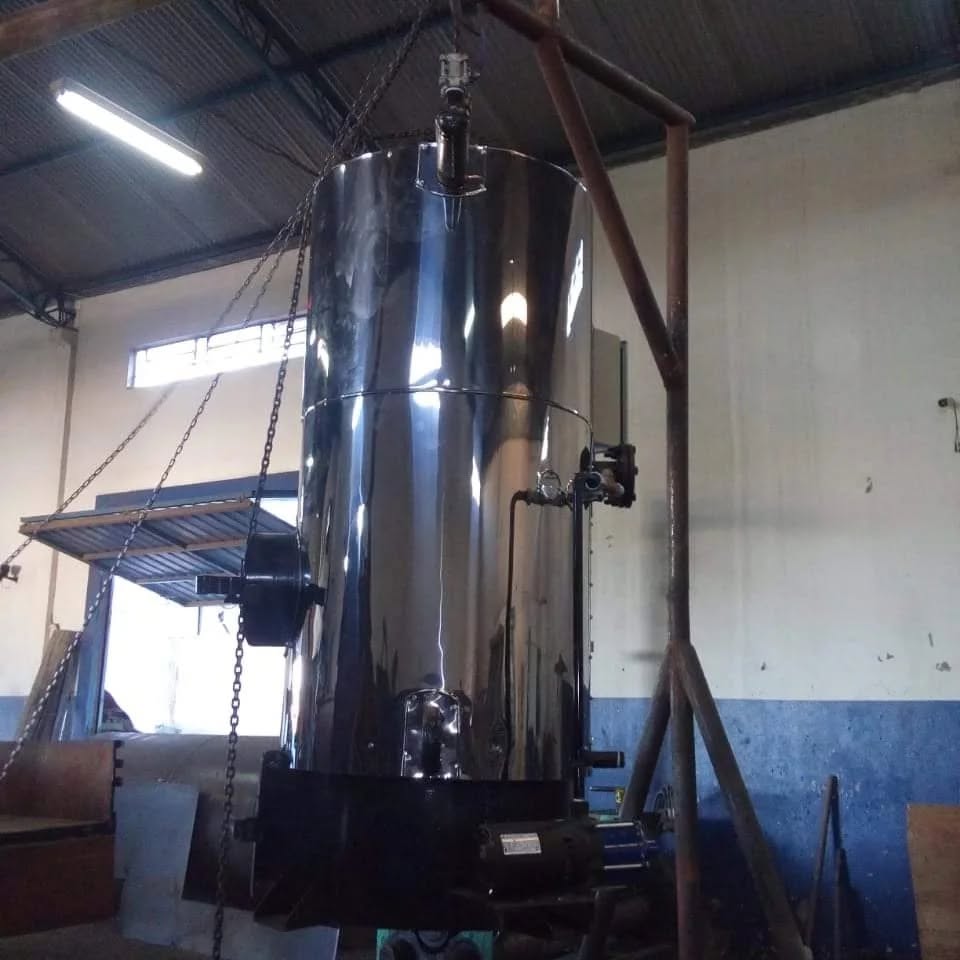 Caldeira vertical de 600 Kgv/h com alimentação a lenha