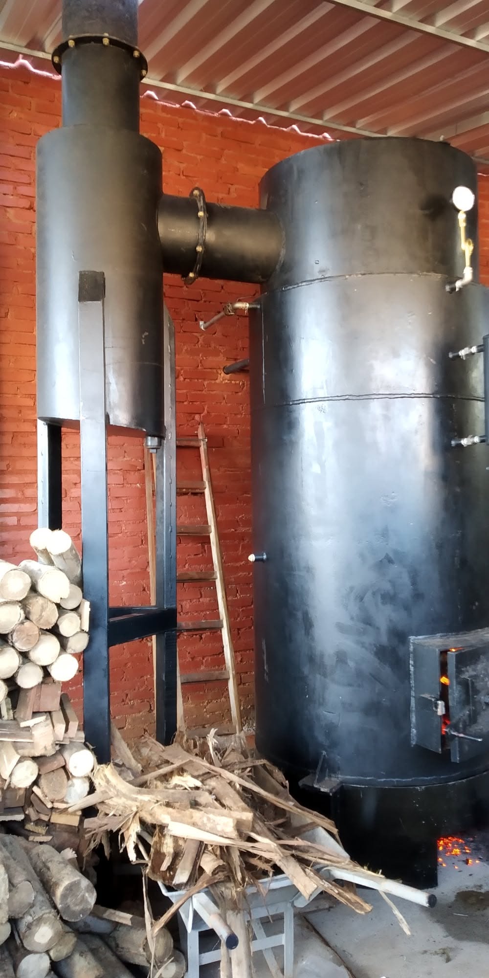 Caldeira vertical de 650 Kgv/h com alimentação a lenha